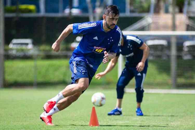 Com novidades em campo, Cruzeiro faz ltimo treino antes de viagem para Tombos